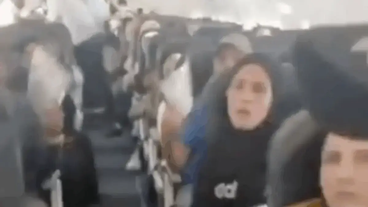 Warga Palestina di atas pesawat yang ditahan di O.R. Bandara Tambo di Johannesburg, Afrika Selatan, 13 Novembe